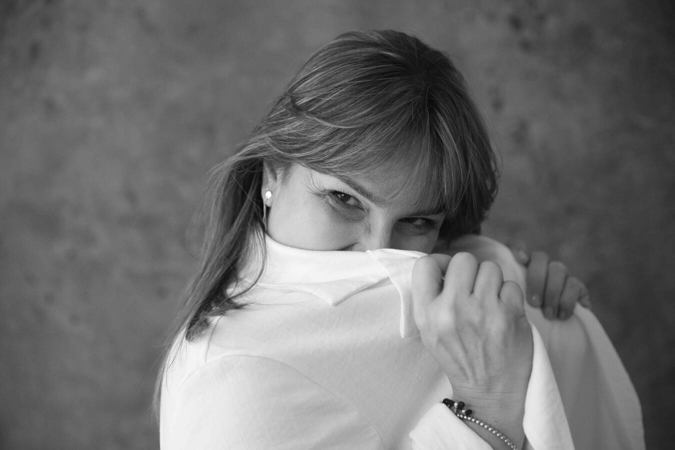 Ritratto in bianco e nero di donna over 50, sguardo diretto e potente