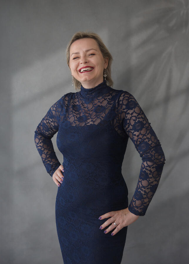 Ritratto over 50 con espressione serena e sicura di sé, stile minimal ed elegante