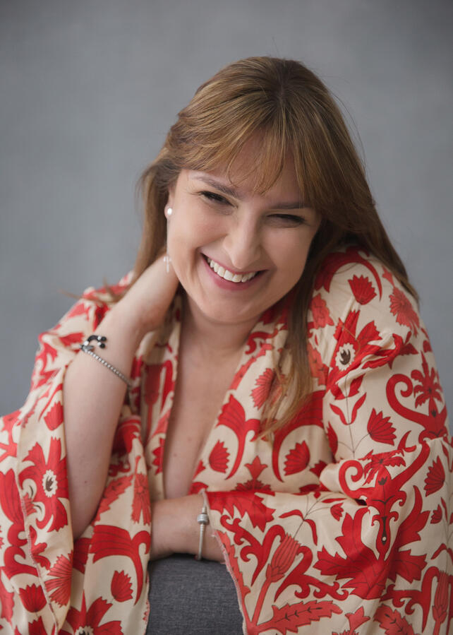 Donna over 50 in ritratto naturale, sorriso autentico