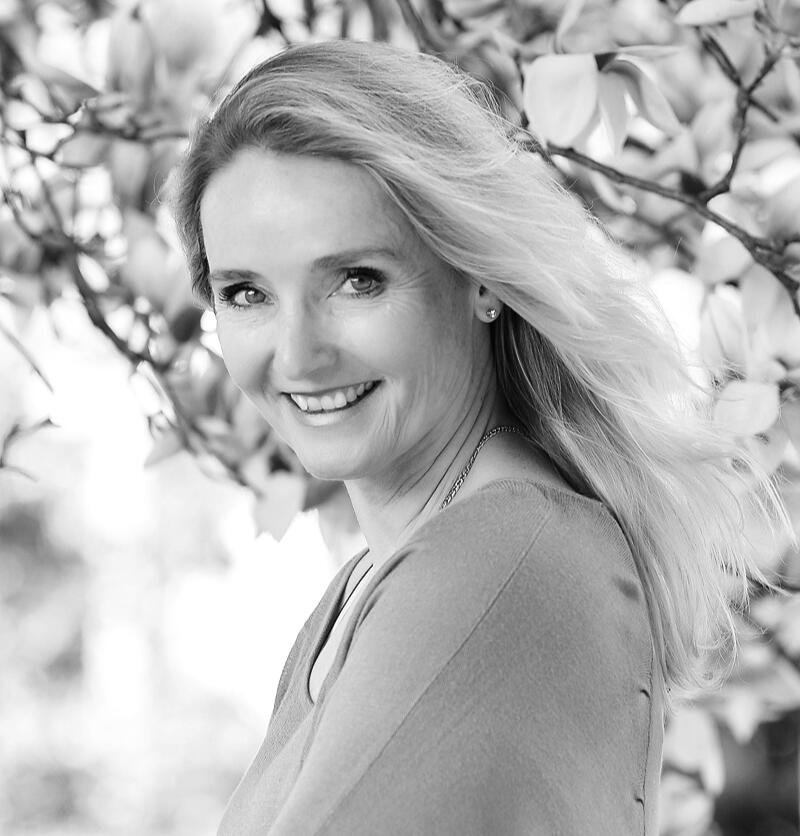 Ritratto naturale di Chantal Dell'Orto, fotografa specializzata in ritratti over 50, sorriso sereno in ambiente luminoso